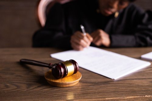 Yurisprudensi: Mengenal Serangkaian Putusan Hukum Pengadilan dan Peranannya dalam Menetapkan Kebijakan Kehakiman